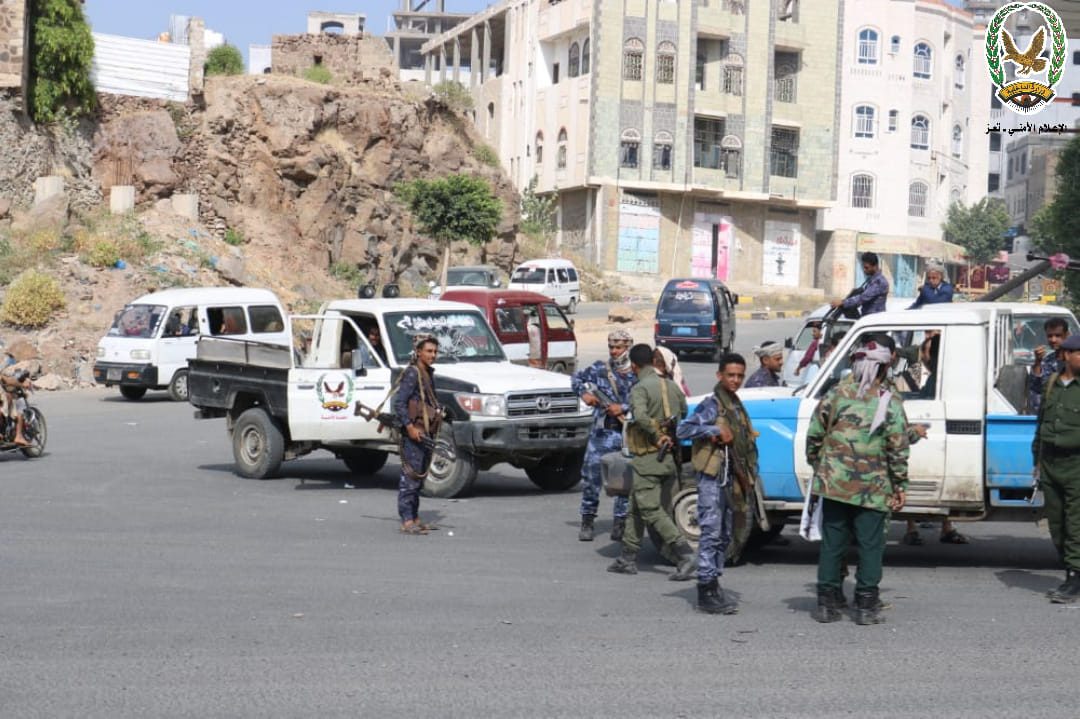إصابة 9 جنود نتيجة تفجير قنبلة في احد الأطقم الأمنية بمدينة تعز