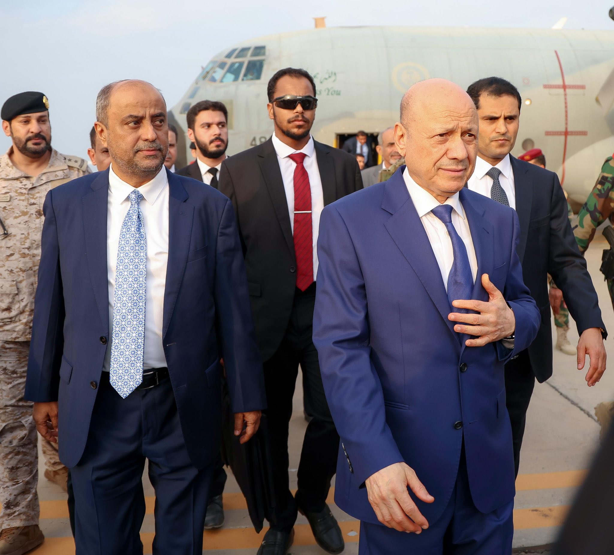 رئيس مجلس القيادة يعود إلى العاصمة المؤقتة عدن رفقة رئيس الحكومة