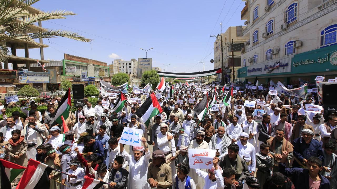 اليمنيون يجددون دعمهم لغزة ويطالبون بإنهاء الحصار ووقف المجازر الإسرائيلية في القطاع