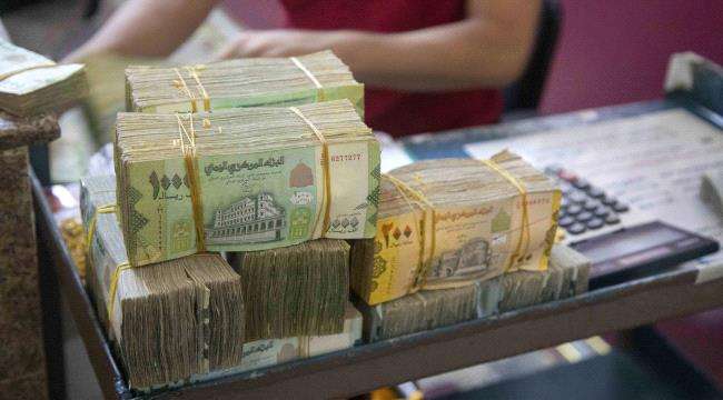 انهيار تاريخي لسعر صرف الريال اليمني مقابل الدولار والريال السعودي