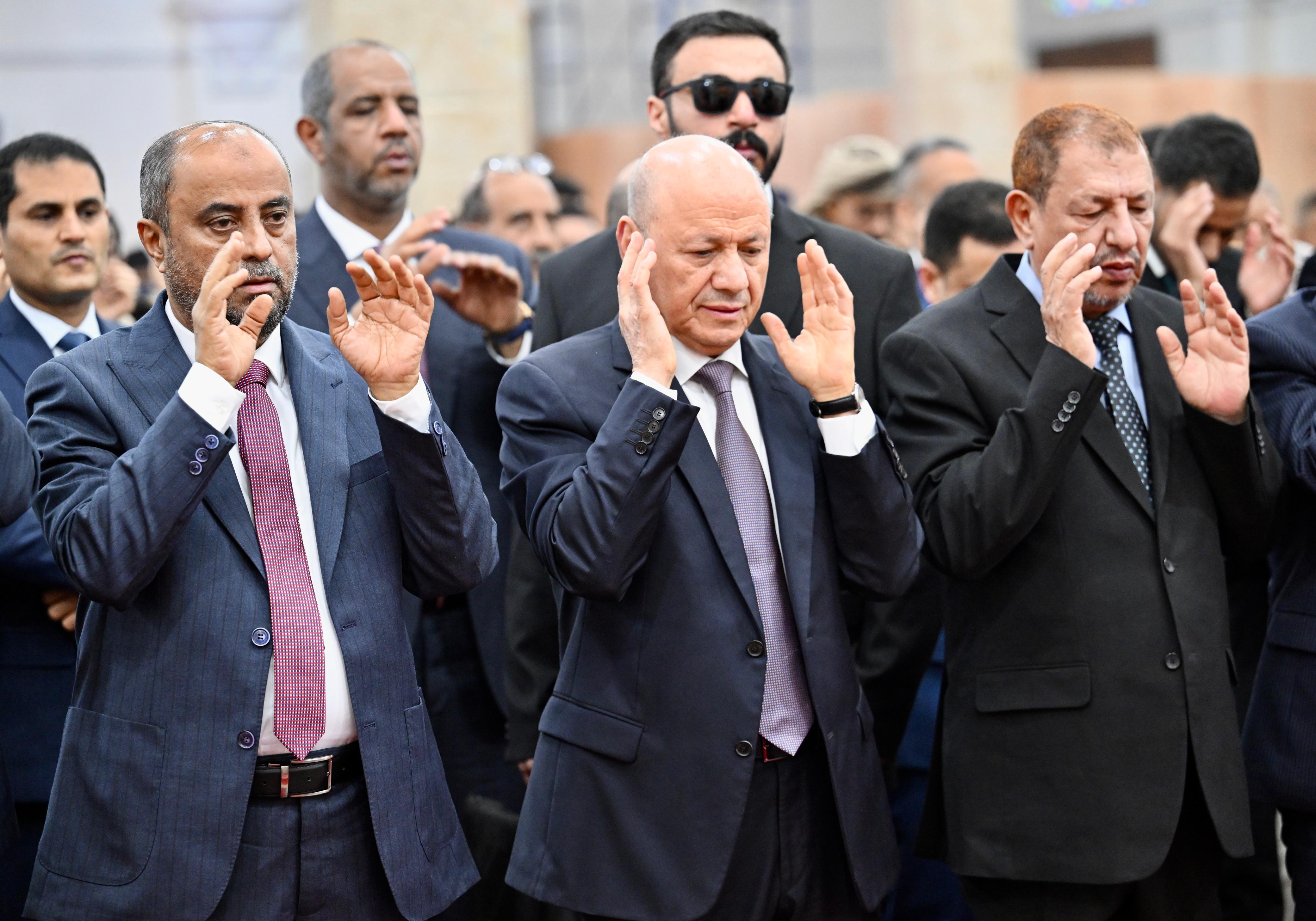 العليمي ومسؤولون محليون يحيون عيد الأضحى في المحافظات المحررة وسط دعوات للوحدة وإنهاء الانقلاب الحوثي