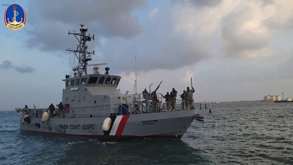خفر السواحل: ضبط سفينتين في باب المندب كانتا تهربان أطناناً من البضائع من جيبوتي إلى اليمن