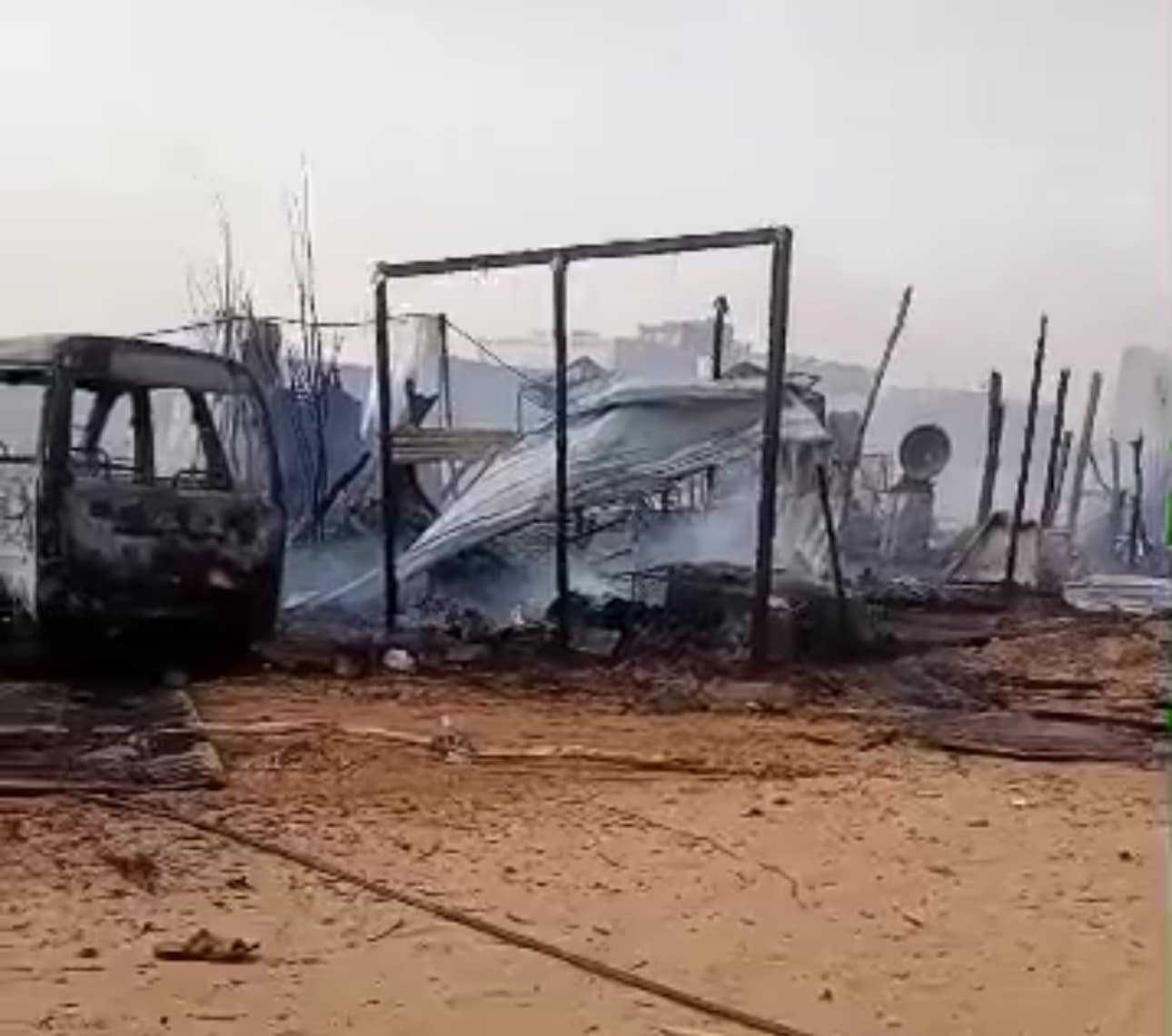وفاة رجل وفتاة واحتراق عشرات المنازل إثر انفجار مخزن لتاجر أسلحة في مديرية الوادي بمارب