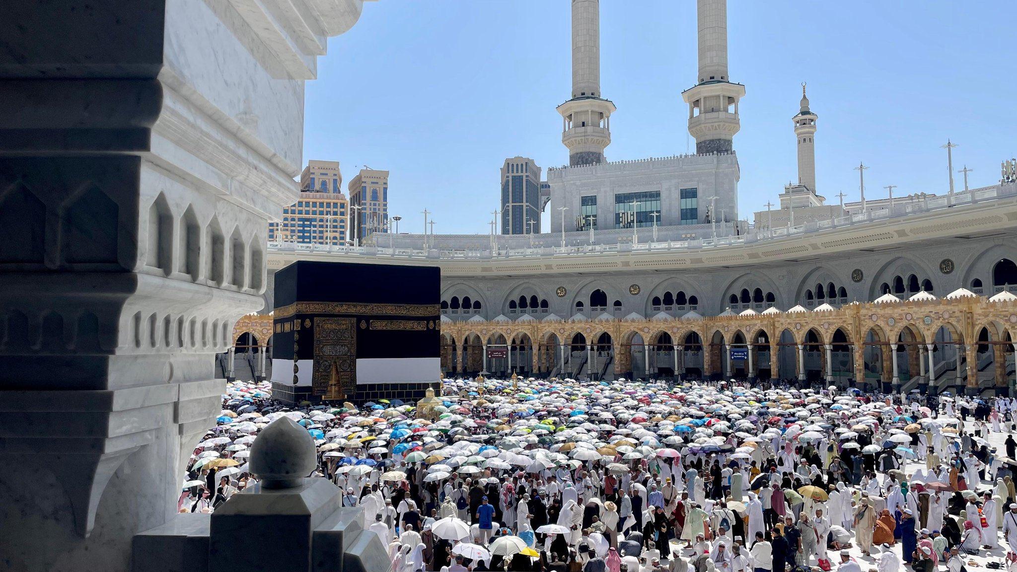 زحام الطواف يتجاوز الطاقة الاستيعابية.. الحجاج المتعجلون يودّعون بيت الله الحرام بعد إتمام المناسك