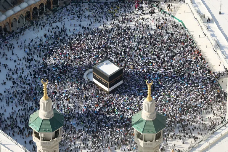 الحجاج يختتمون المناسك ويؤدون طواف الوداع
