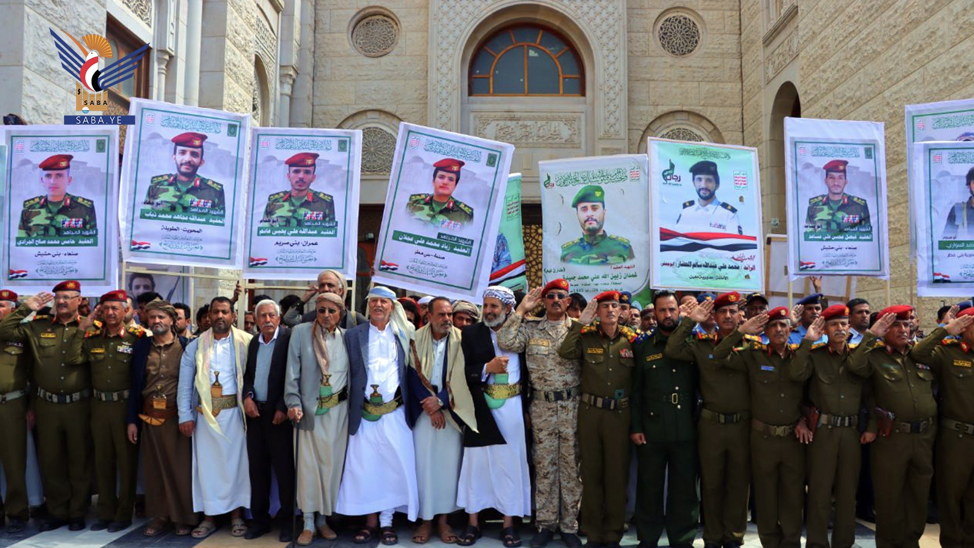 مليشيا الحوثي تعلن تشييع 17 ضابطاً قالت إنهم قتلوا بغارات أمريكية وبريطانية