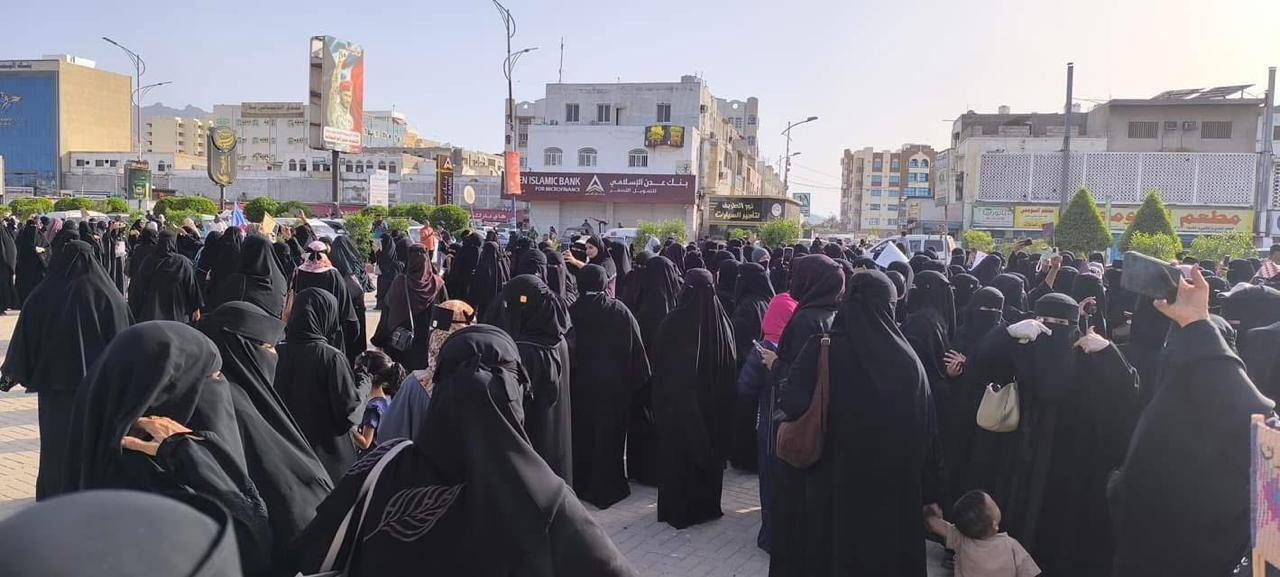 انقطاع الكهرباء وانعدام المياه وارتفاع الاسعار.. وقفة نسوية في عدن للمطالبة بحلول عاجلة لوقف التدهور الاقتصادي والخدمي