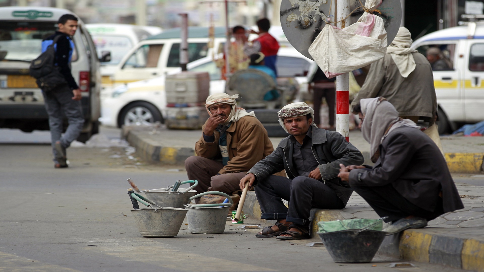 عمال الأجر اليومي في اليمن يواجهون البطالة والجوع مع ركود المشاريع