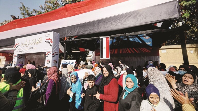 مصري يطلق زوجته أمام لجنة الانتخابات الرئاسية