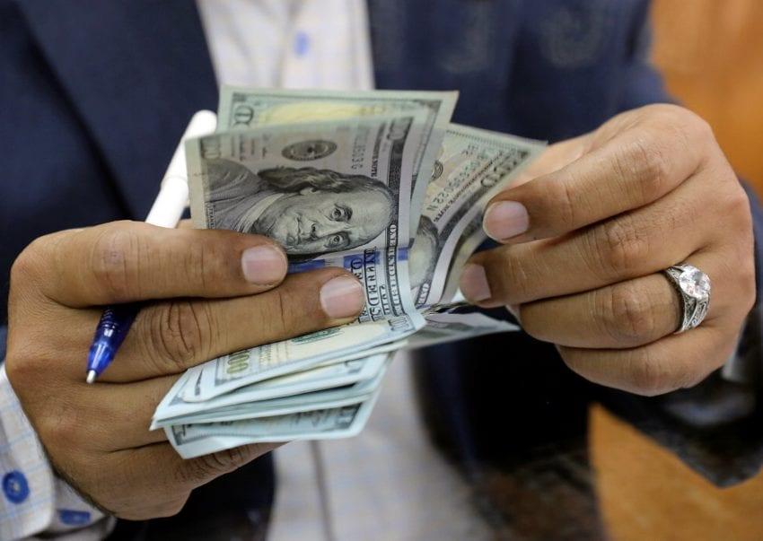 الدولار يتجاوز حاجز الـ1700 ريال... العملة الوطنية تسجل أدنى قيمة لها خلال ثلاث سنوات