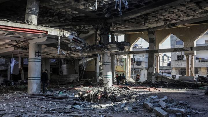 الاحتلال يواصل ارتكاب المجازر المروعة في غزة ويُجبر آلاف النازحين على إخلاء مجمع ناصر الطبي