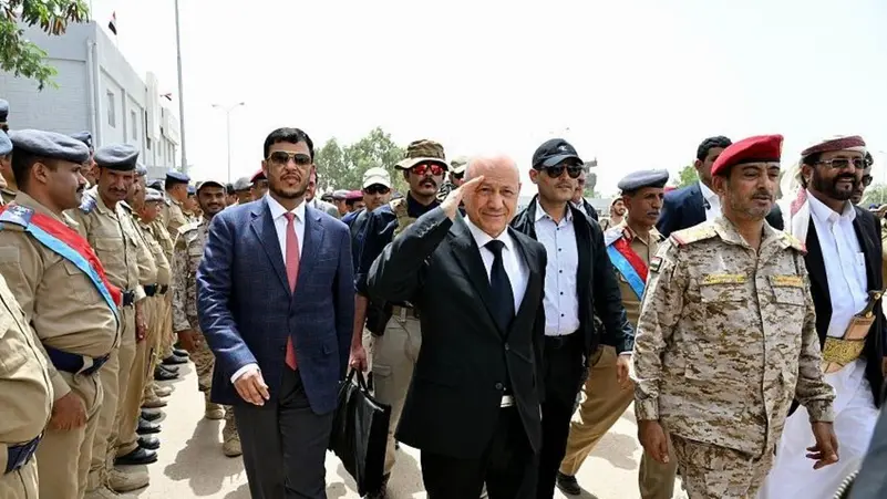 زيارة العليمي لمأرب تُثير قلق الحوثيين وتُعزّز تماسك الشرعية
