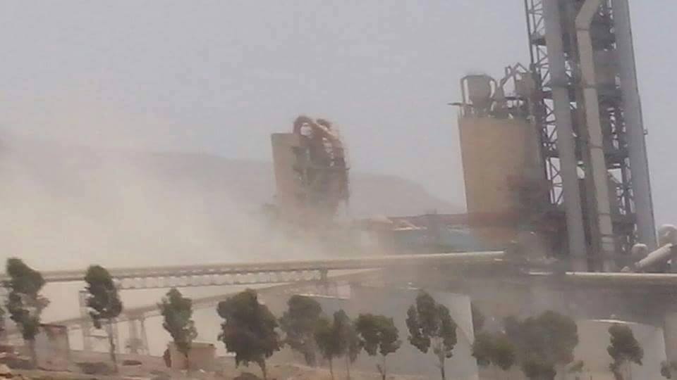 استغله الحوثيون وقصفته إسرائيل.. مصنع اسمنت عمران حكاية عمود الدخان الذي لم يتوقف منذ أربعة عقود!