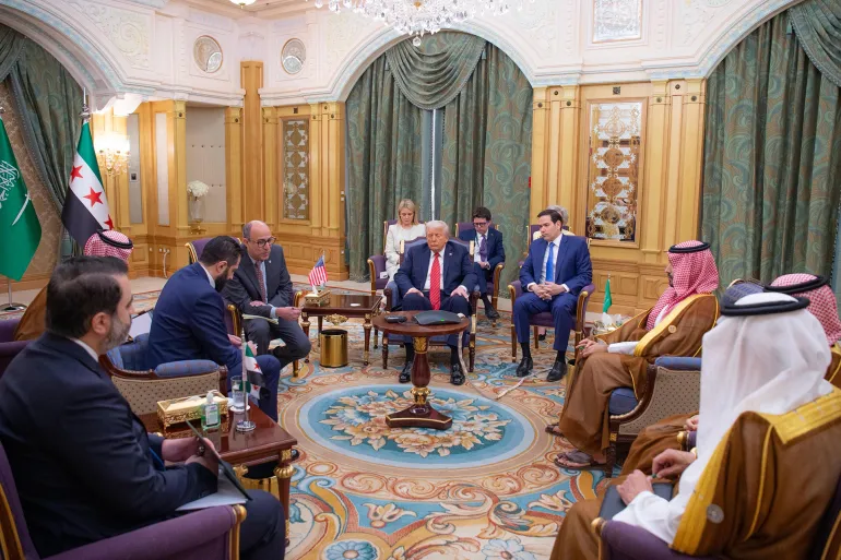 ترامب يرفع العقوبات عن سوريا.. صفقة إستراتيجية أم وهم مؤقت؟