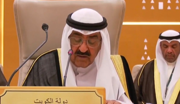 أمير الكويت يشعل تفاعلا بتصحيح عبارات وردت بكلمته في القمة الخليجية الأمريكية