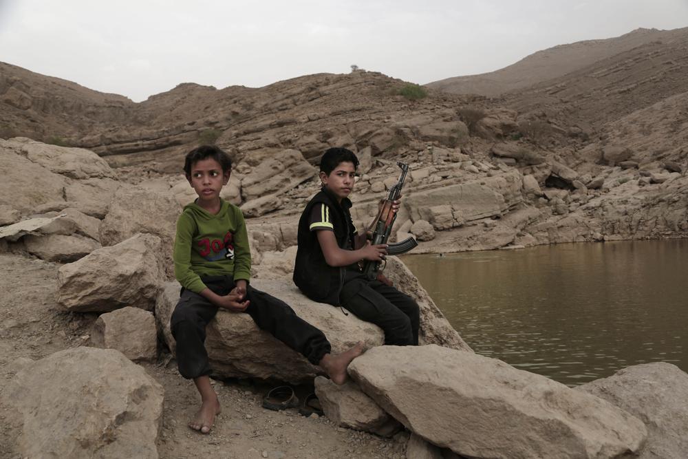 بينهم صبية بسن العاشرة.. الحوثيون يحشدون مئات الأطفال للجبهات