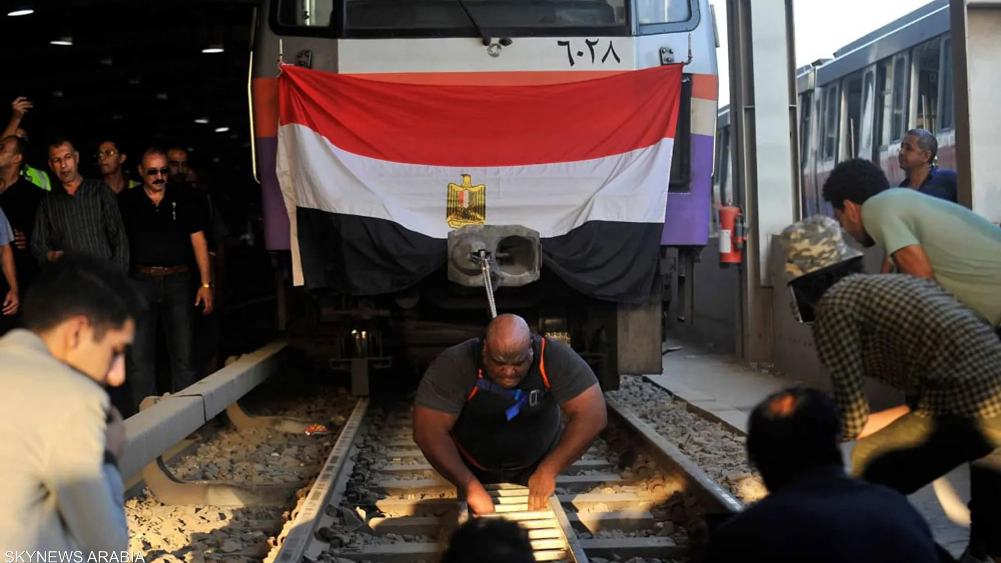 مصري ينجح في سحب 6 عربات مترو تزن 220 طنا