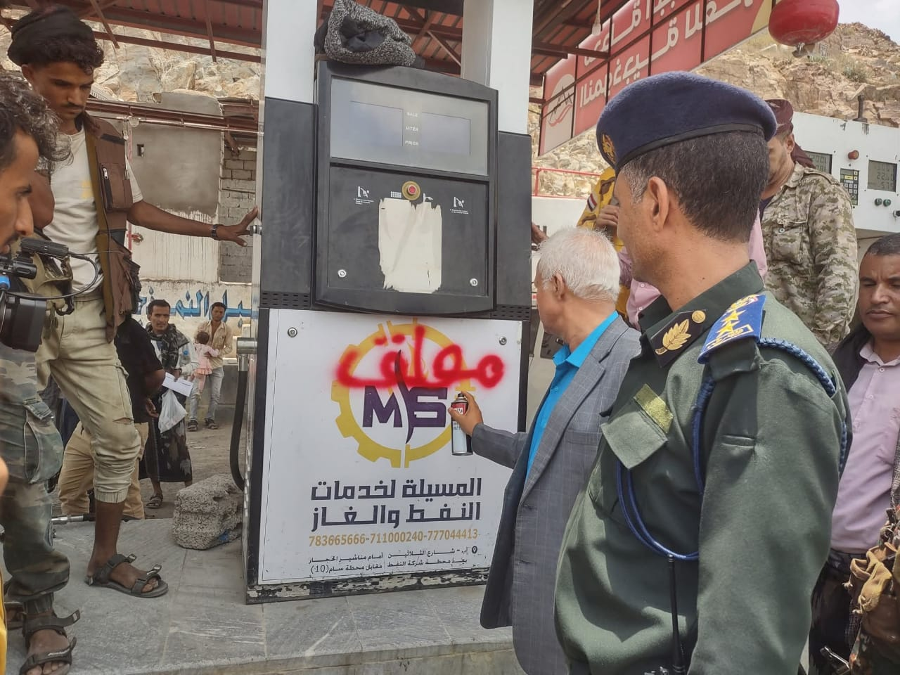 نيابة الصناعة والتجارة في تعز تغلق محطات مشتقات نفطية وغاز مخالفة