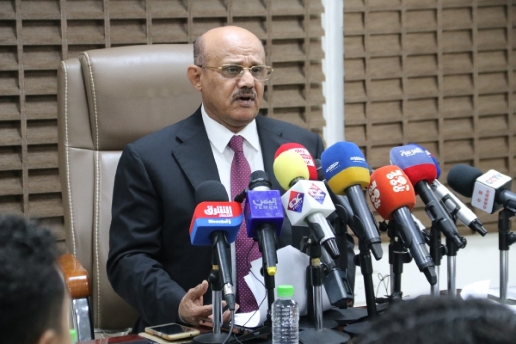 محافظ البنك المركزي: جميع المصارف نقلت عملياتها الرئيسية وإداراتها إلى عدن وتعهدت بقطع علاقاتها مع الحوثيين
