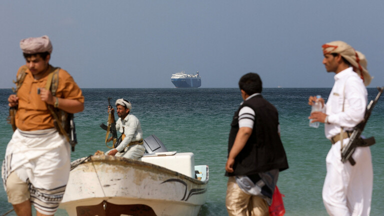 الحوثيون يعلنون استهداف سفينة بريطانية في خليج عدن وطائرة أمريكية في الحديدة