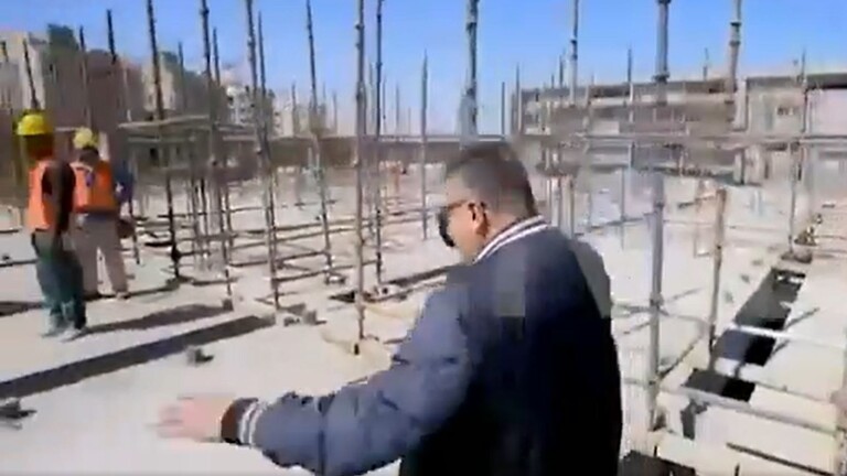 "الحقوني".. فيديو سقوط الإعلامي المصري عمرو الليثي من الطابق الثالث