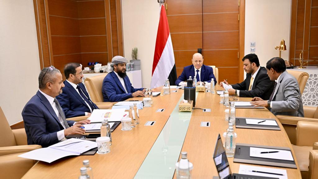 مجلس القيادة يناقش تصعيد الحوثيين وتأثيره على الاقتصاد ويدعو لتحكيم العقل وعدم المتاجرة بأوجاع الفلسطينيين
