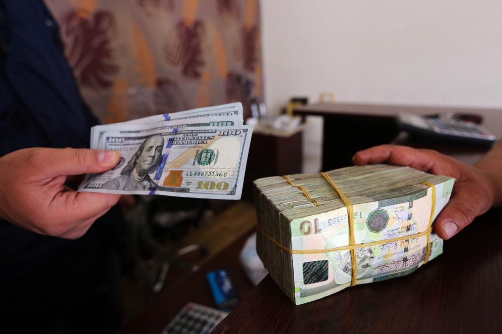 الريال اليمني يلامس حاجز 2000 مقابل الدولار الواحد