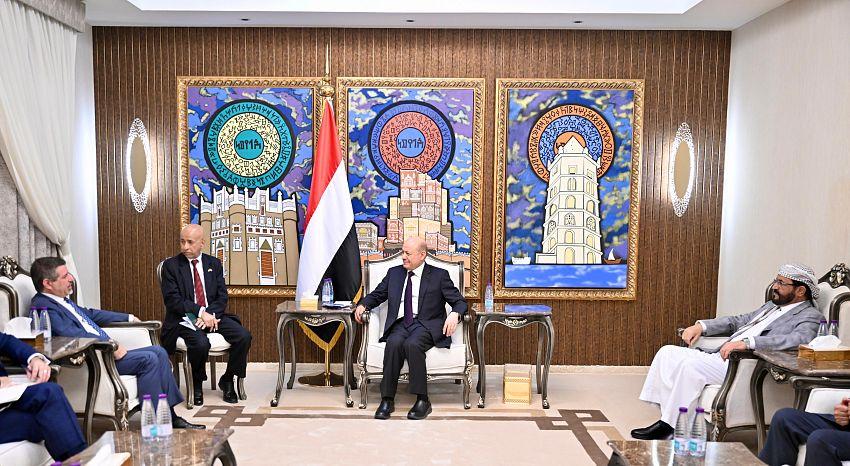 العليمي لسفير واشنطن: المليشيا وداعموها ليسوا جادين وقبولهم للتهدئة تكتيك خادع
