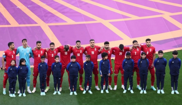 لاعبو إيران يمتنعون عن أداء النشيد الوطني قبيل مواجهة إنجلترا