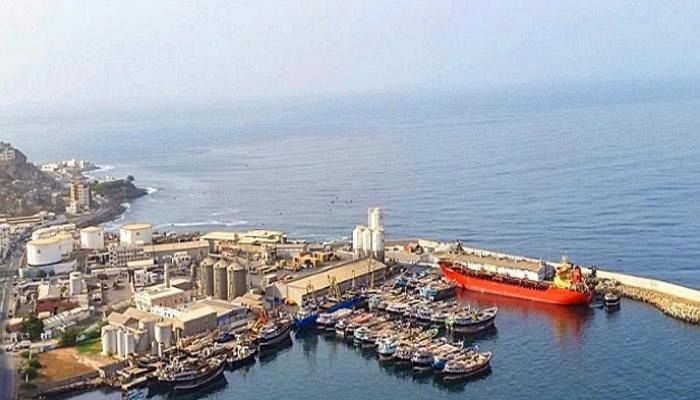 الجيش يؤكد تصديه لهجمات حوثية جديدة استهدفت ميناء الضبة النفطي