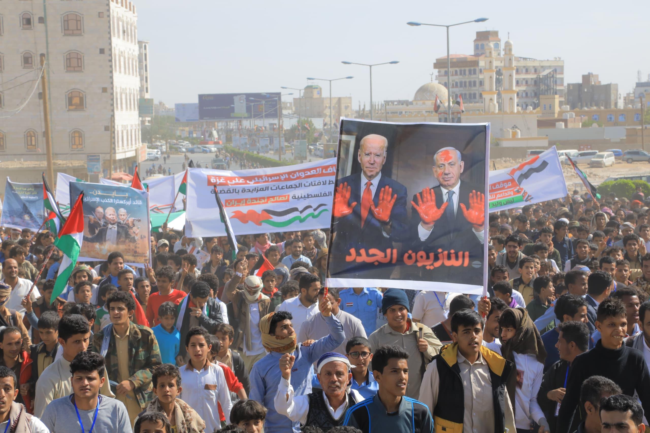 مظاهرة حاشدة في مأرب تندد بحرب الإبادة الإسرائيلية في غزة ومتاجرة الحوثيين بالقضية الفلسطينية