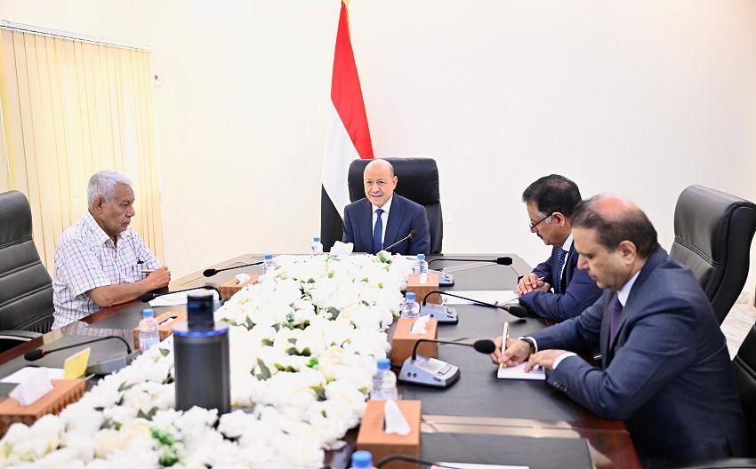 العليمي في اجتماع مع رئاسة هيئة التشاور وأمناء الأحزاب: الملف الاقتصادي سيبقى التحدي الأهم أمامنا