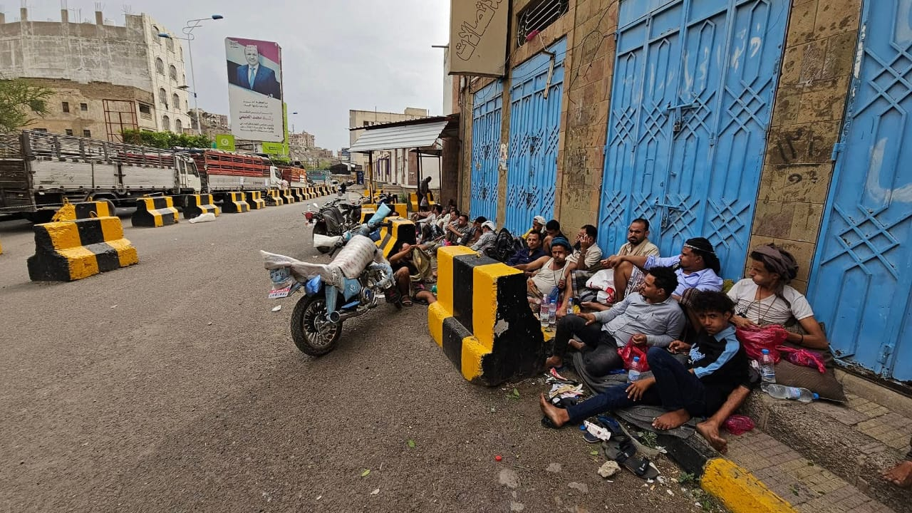 تعز.. إضراب مفتوح لوكلاء الغاز احتجاجاً على احتجاز مقطوراتهم من قِبل مسلحين في لحج