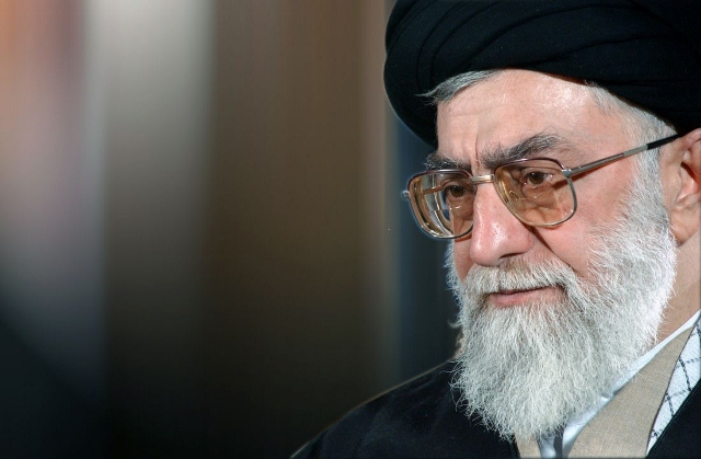 "هل يتجرع خامنئي كأس السم كما فعل الخميني"