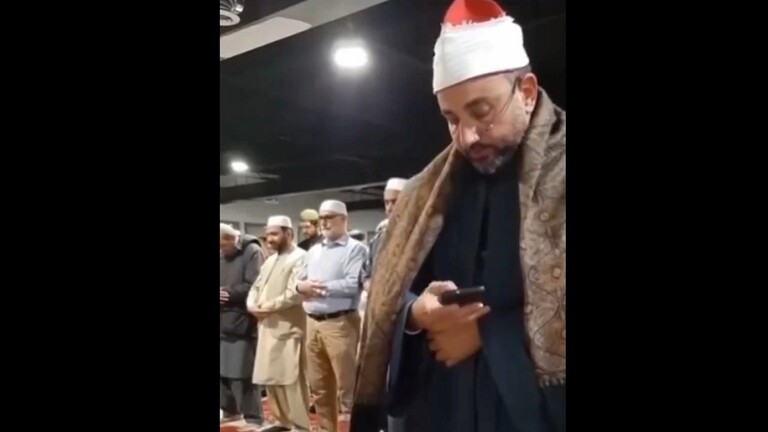 مقطع فيديو يوثق شيخا يؤم الناس وهو يتلو القرآن من هاتفه يثير جدلا على منصة x (فيديو)