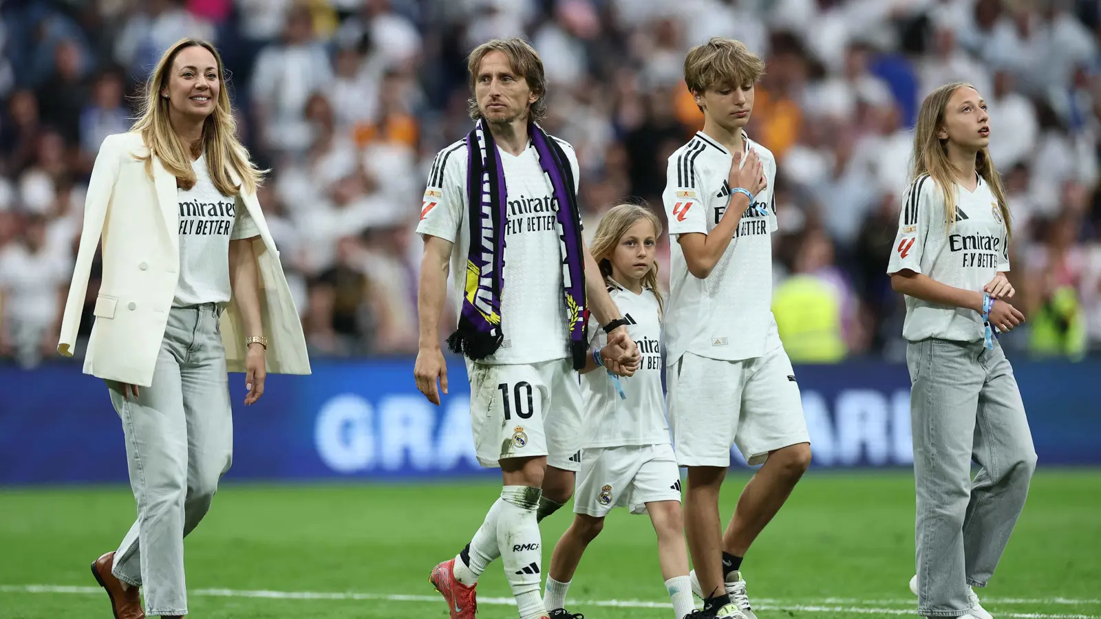 دموع في الممر الشرفي.. مودريتش يغادر ريال مدريد باكيا وبيريز يبكي 