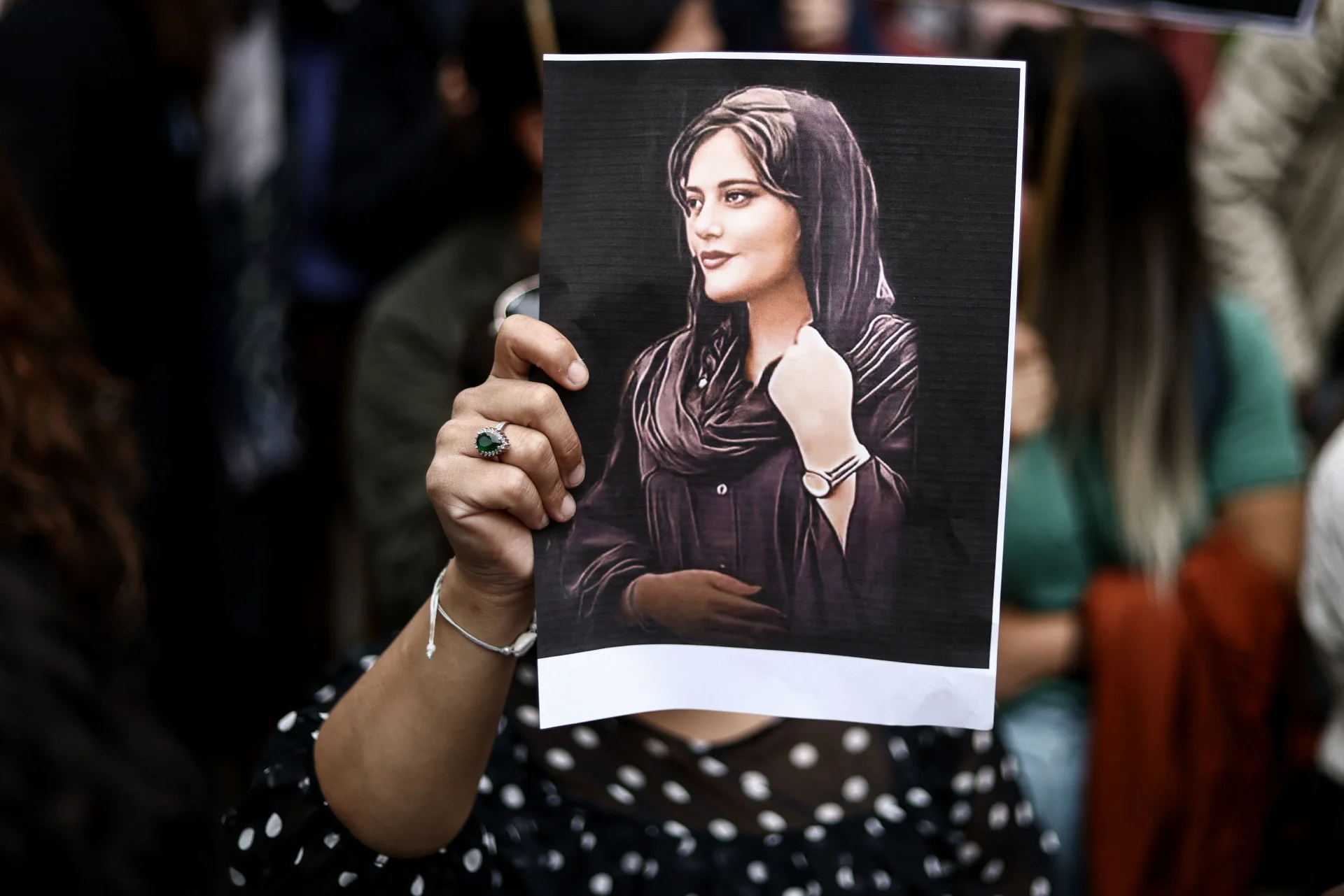 تعرّف على شرطة الأخلاق الإيرانية التي أرهبت النساء على مدى عقود