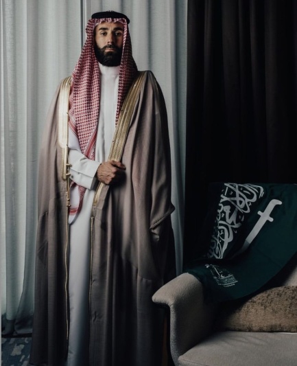 صورة كريم بنزيما بالزي السعودي التقليدي تثير الجدل