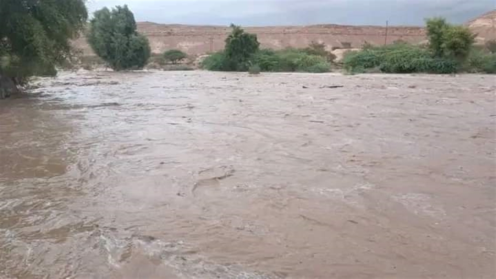 السيول تجرف باص نقل جماعي في إحدى البلدات بحضرموت