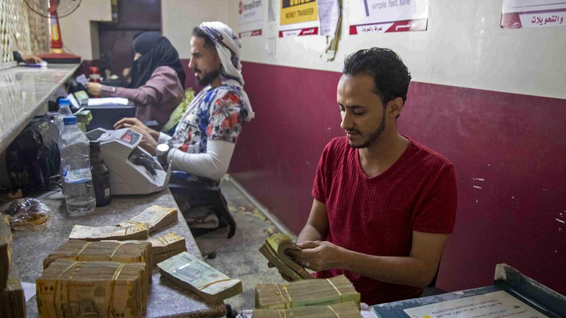 الريال اليمني يفقد 43% من قيمته في عام