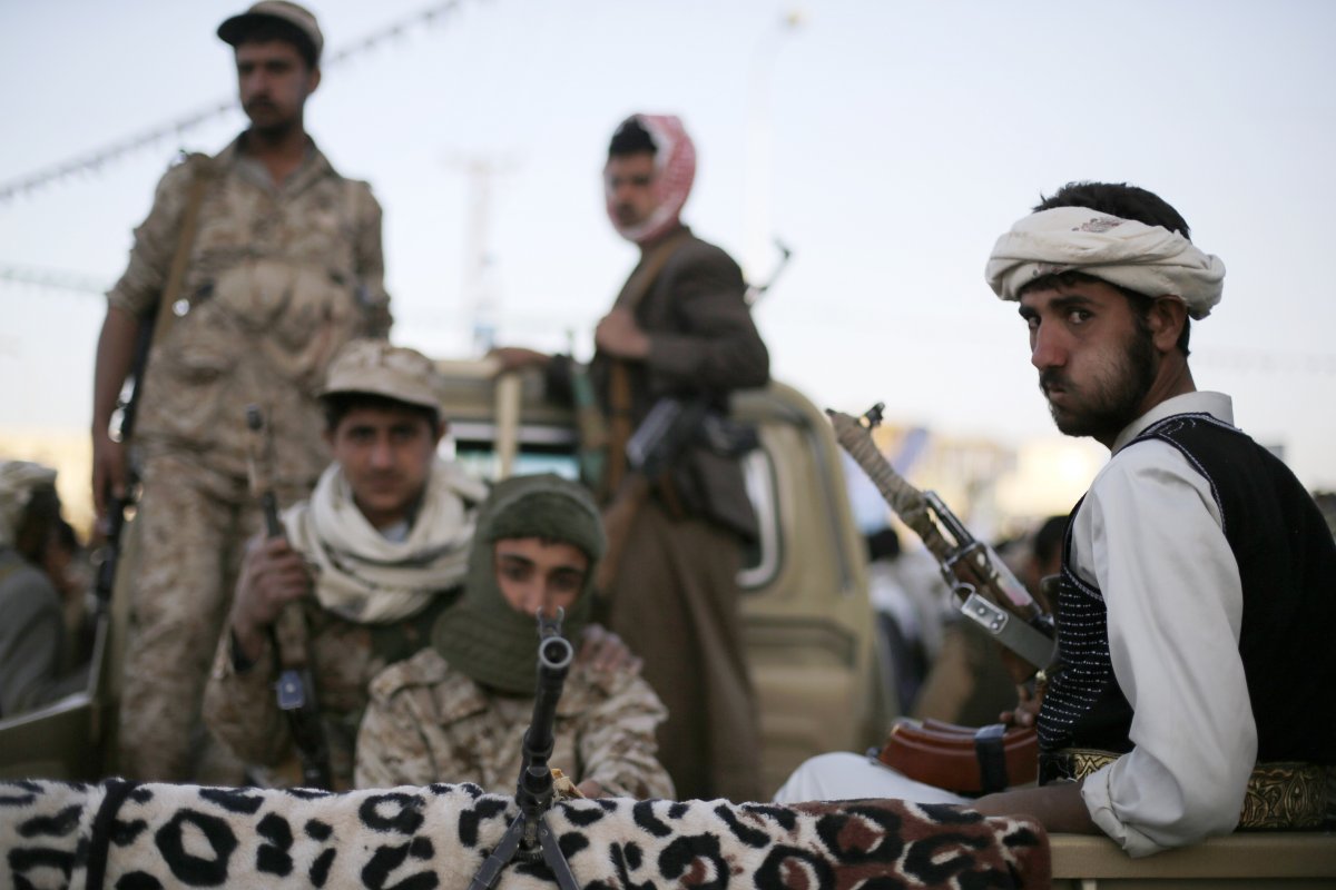الحوثيون يداهمون منزل شيخ قبلي في الجوف ويقتلون أسرته