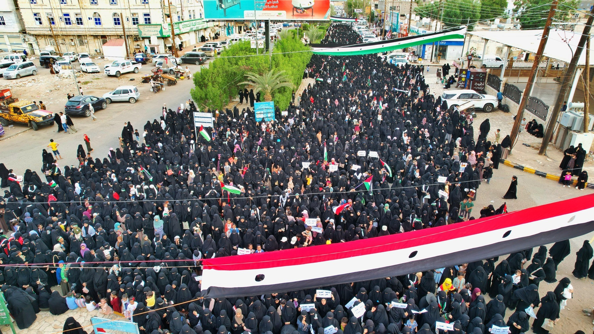 مسيرة نسائية حاشدة في مأرب تندد بتجويع الفلسطينيين واستخدام المساعدات كسلاح إضافي لإبادة سكان غزة