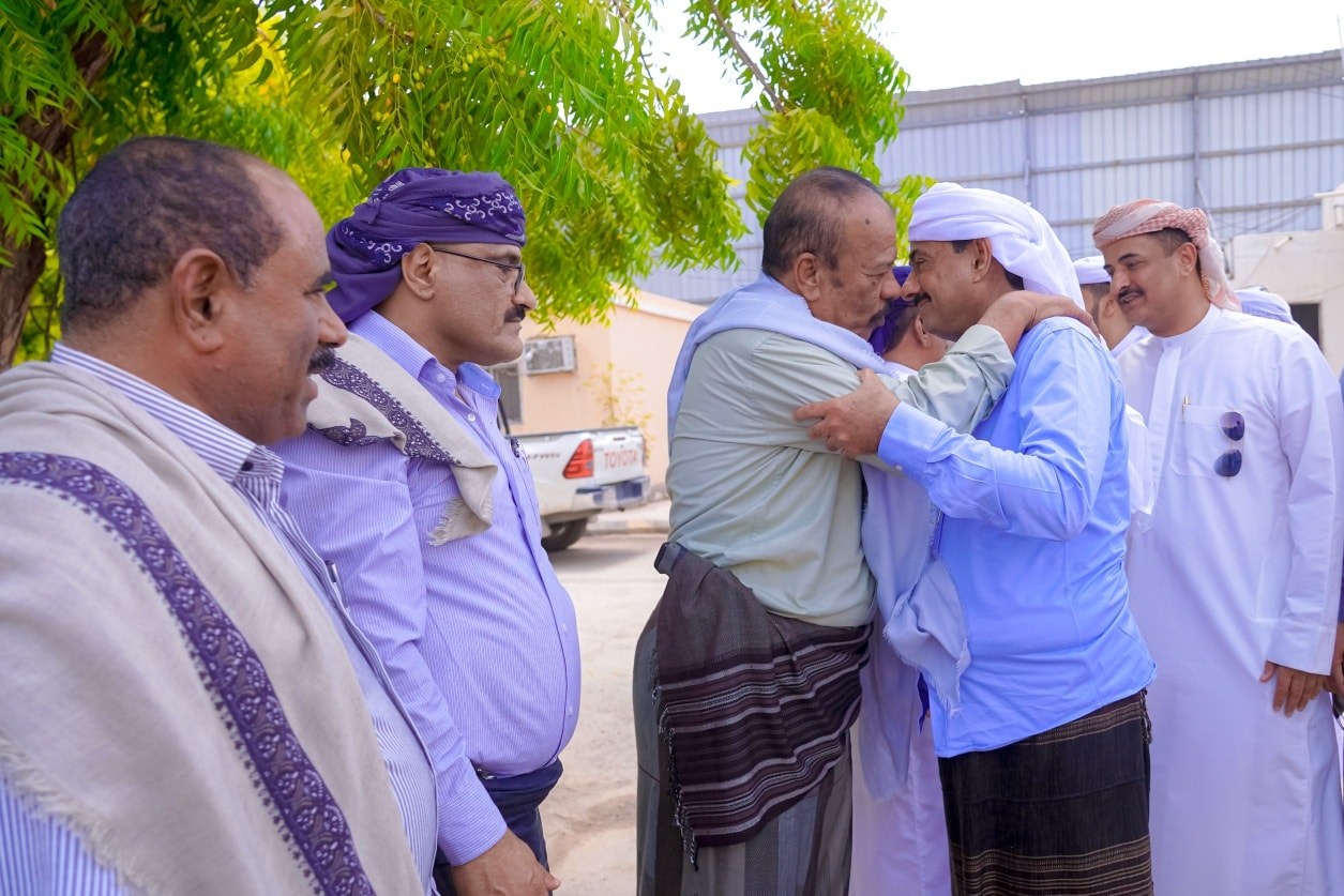 محافظ شبوة يعود إلى عتق قادماً من الإمارات ﻿بعد غياب لأكثر من 100 يوم
