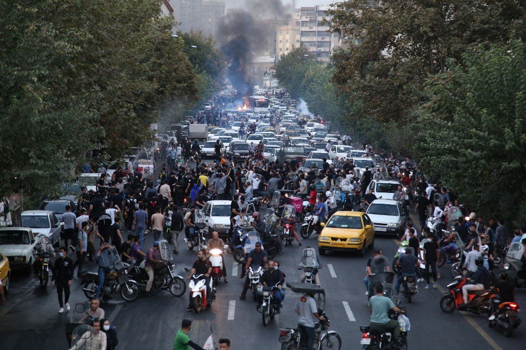 قتل 41 شخصا واعتقال 1200 آخرين.. حصيلة عنف السلطات الإيرانية ضد المحتجين