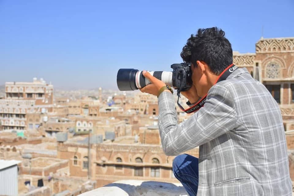 لا تصوير إلا بترخيص.. مليشيا الحوثي تفرض قيوداً على منشئي المحتوى والبرامج في صنعاء