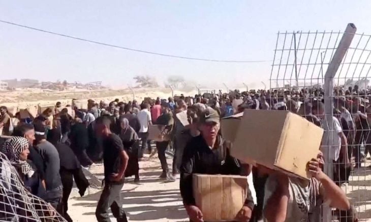 آلاف الغزيين الجائعين يقتحمون مركز توزيع للمساعدات وهروب عناصر الأمن الأمريكيين- (فيديو)