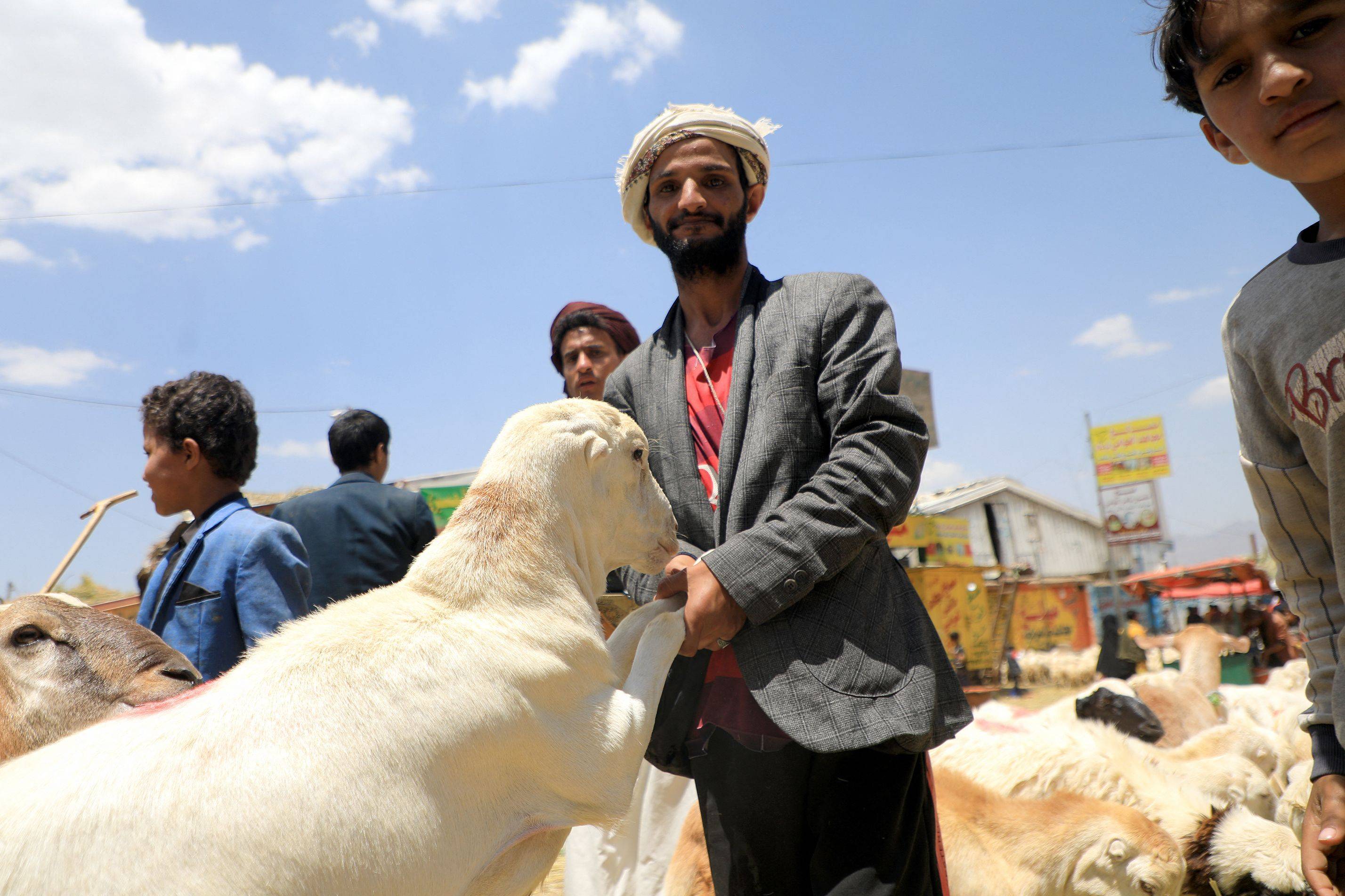 عيد الأضحى في اليمن: أضاحي غائبة وأزمة إنسانية متفاقمة بفعل سياسات الحوثي (تقرير خاص)
