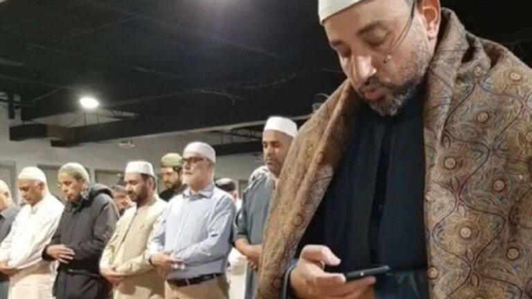 الإفتاء المصرية تحسم الجدل حول فيديو إمام مسجد يتفحّص هاتفه المحمول أثناء الصلاة (فيديو)