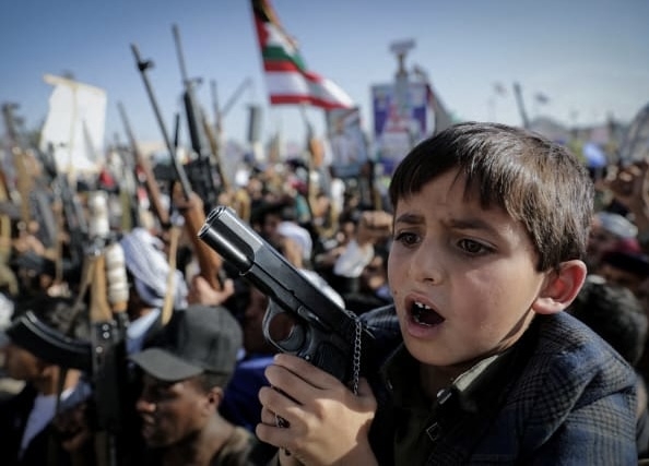 تقرير: كيف تُجند المدارس الصيفية الحوثية جيلاً جديداً في اليمن عبر التلقين الأيديولوجي؟