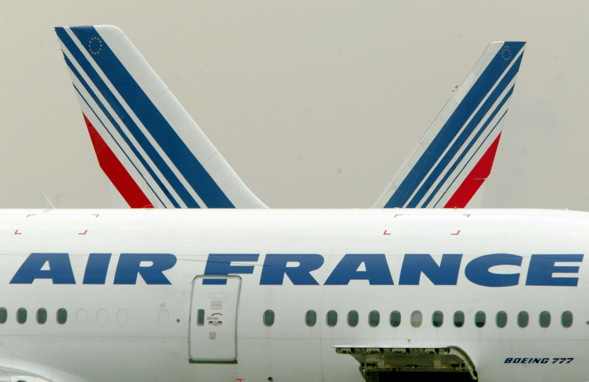 طياران يتبادلان إشارات غير لائقة إثر خلاف في رحلة بين باريس وجنيف